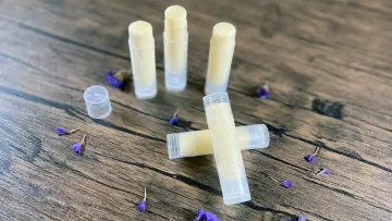 آموزش ساخت بالم لب خانگی با روغن نارگیل