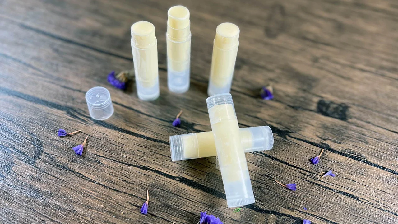 آموزش ساخت بالم لب خانگی با روغن نارگیل