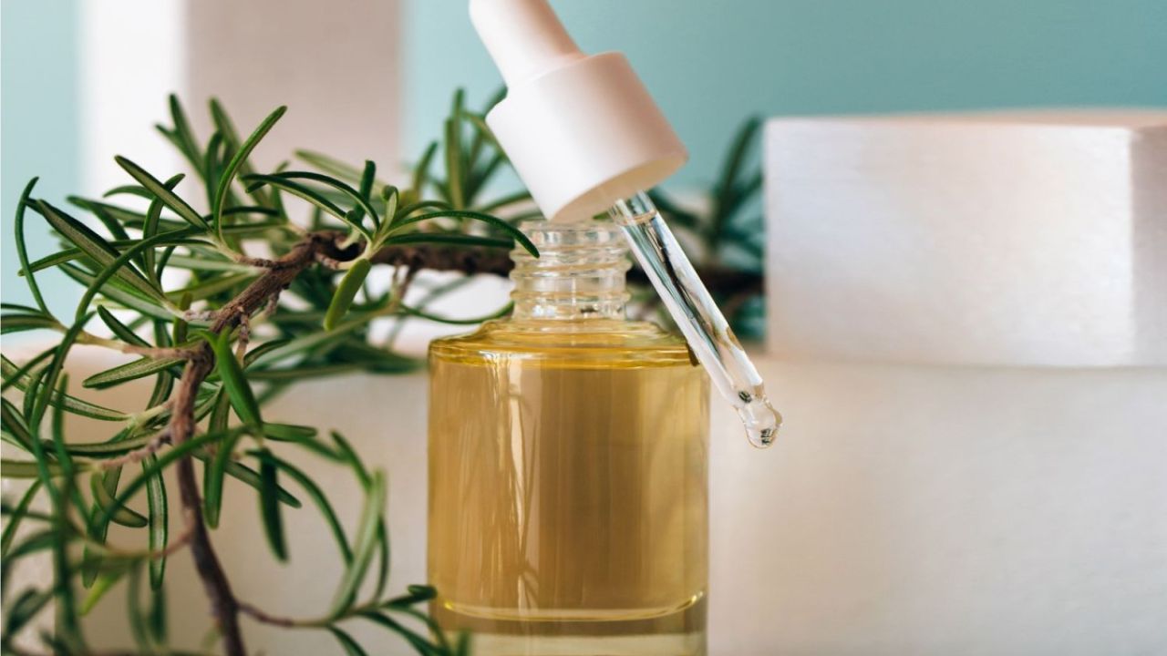 از دارو تا گیاه: نبرد ماینوکسیدیل و روغن رزماری در دنیای رشد مو