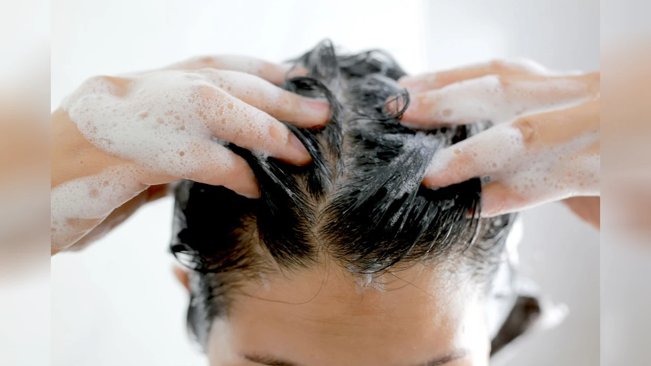 آیا اضافه کردن روغن به شامپو یا ماسک مو داخل حمام مفید است؟